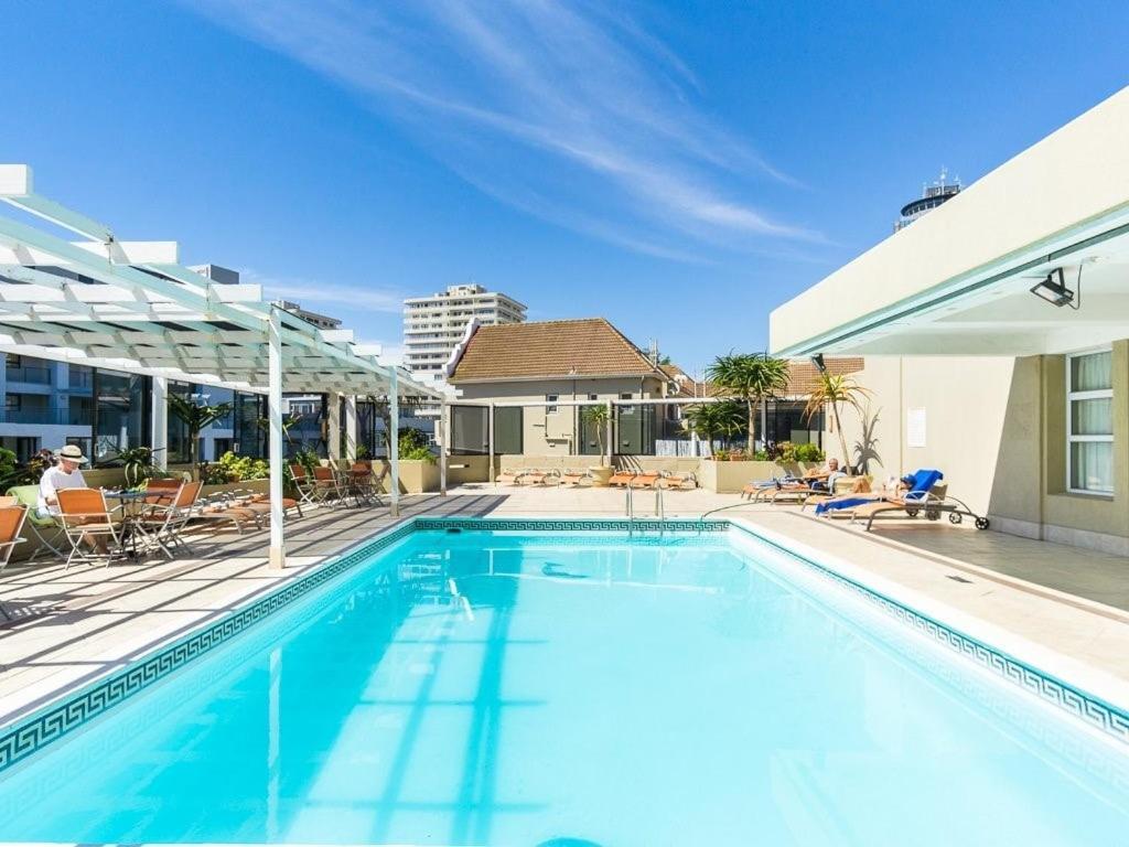 In Seapoint, Pool And Free Parking. Apartment Kapstadt